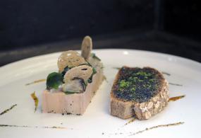 Le foie gras en terrine, tartare d’huitres aux algues Wakamé