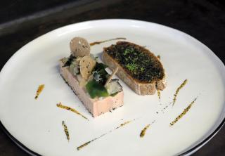 Le foie gras en terrine, tartare d’huitres aux algues Wakamé
